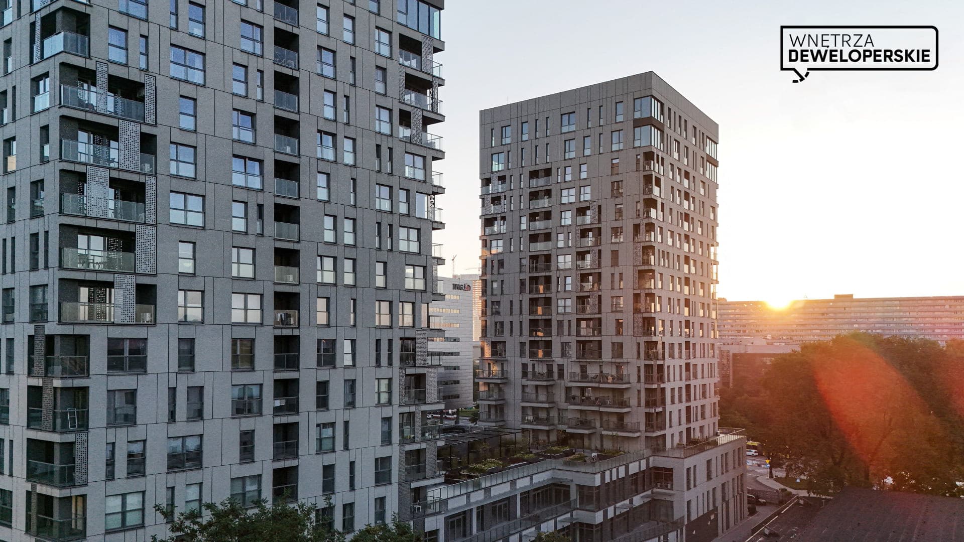 Budynek sokolska towers z zewnątrz na tle zachodu słońca